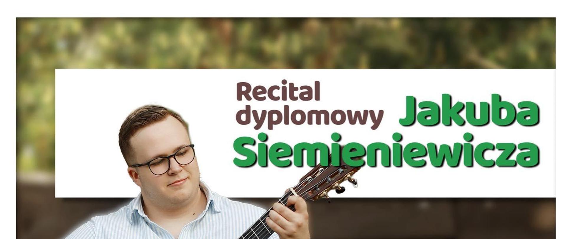 Zdjęcie przedstawiające osobę, młodego mężczyznę trzymającego i grającego na stojąco na gitarze. Z prawej strony w dużych zielonych kołach napisy białe z informacjami o recitalu dyplomowym. Na dole rozmyta trawa w kolorze ciemnym.