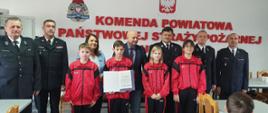 Zdjęcie przedstawia Zastępcę Podkarpackiego Komendanta Wojewódzkiego w Rzeszowie, st. bryg. Janusza Jabłońskiego, Panią Poseł na Sejm RP Teresę Pamułe, Starostę Powiatu lubaczowskiego pana Zenona Swatka oraz Komendanta Powiatowego PSP w Lubaczowie mł. bryg. Wojecha Wusa wraz z osobami które otrzymały Promesy