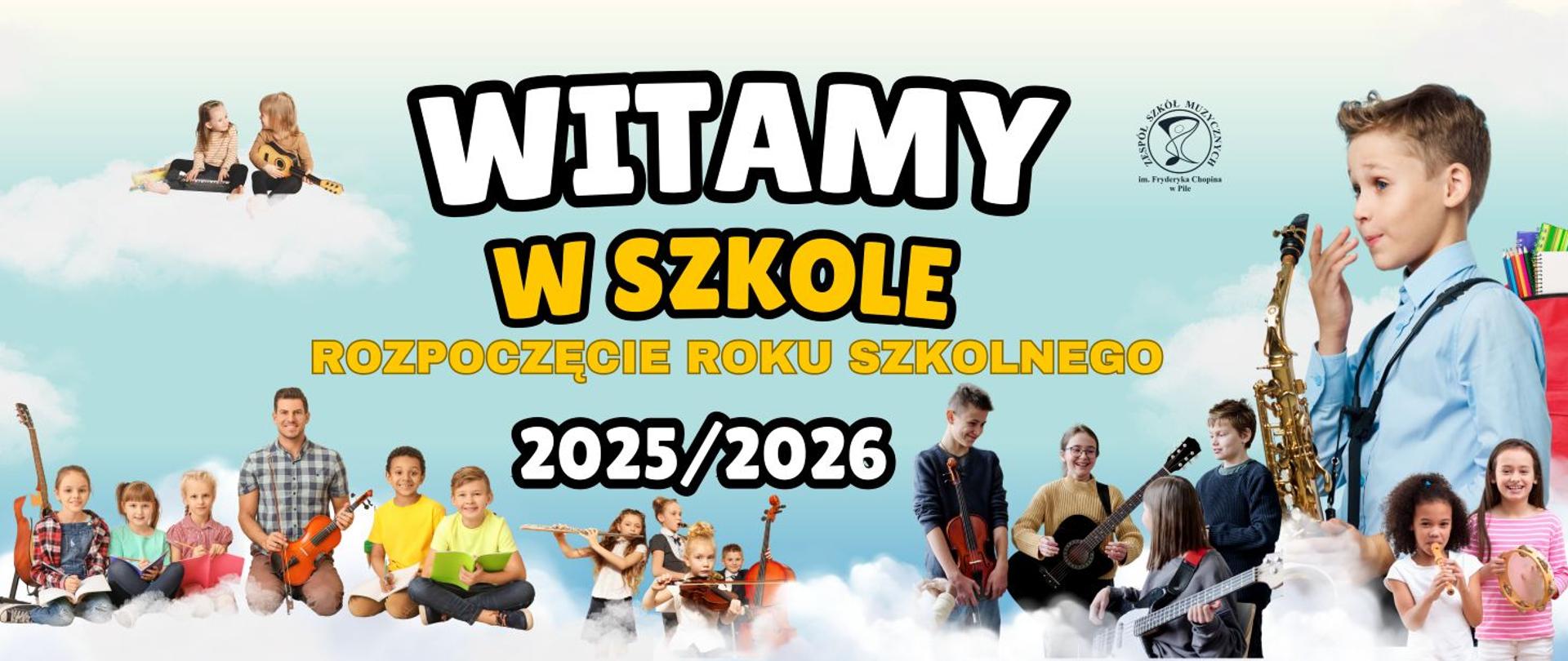 Na błękitnym tle kolorowy napis "Witamy w Szkole rozpoczęcie roku szkolnego 2025/2026". W lewym narożniku na białej chmurce dwie małe dziewczynki patrzą na siebie jedna trzyma gitarę druga klawisze. Na dole grupa dzieci i młodzieży z różnymi instrumentami w towarzystwie nauczyciela. Po prawej stronie młody chłopak w niebieskiej koszulce przed sobą ma saksofon. Na dole z prawej trzy małe dziewczynki: jedna w ciemnych kręconych włosach i białej bluzce gra na flecie, druga w ciemnych prostych włosach w koszulce w białoróżowe paski trzyma tamburyn, trzecia w jasnych kitkach i niebieskiej bluzce trzyma marakas.