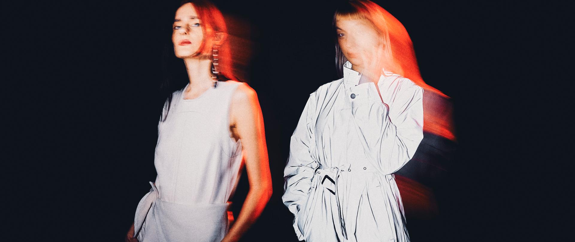 Portret dwóch kobiet w bieli na czarnym tle.
