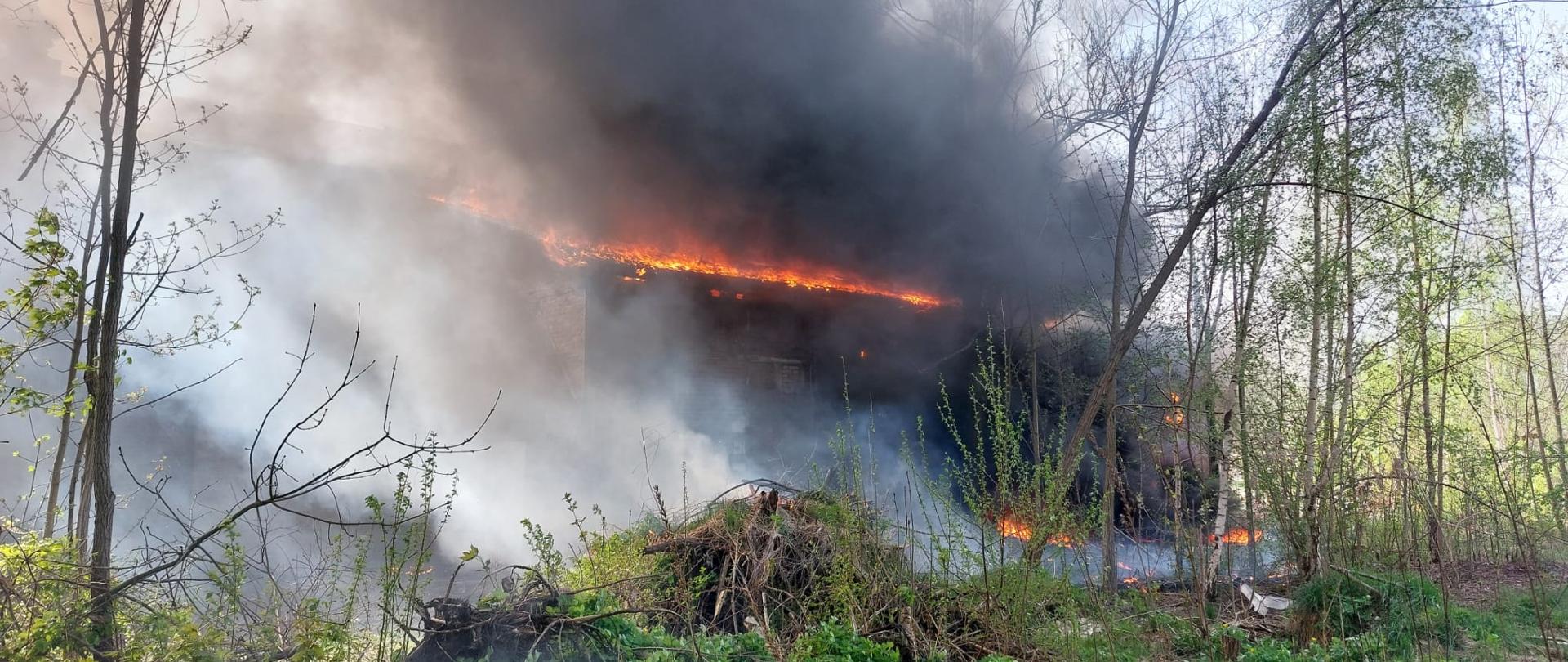 Pali się dach jednokondygnacyjnej hali magazynowej.