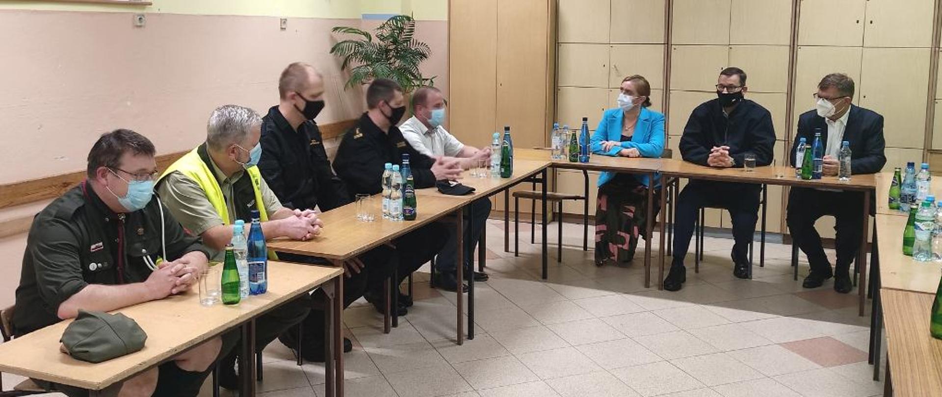 Spotkanie służb, harcerzy, władz samorządowych z Premierem RP i Wojewodą po ewakuacji harcerzy po nawałnicy.