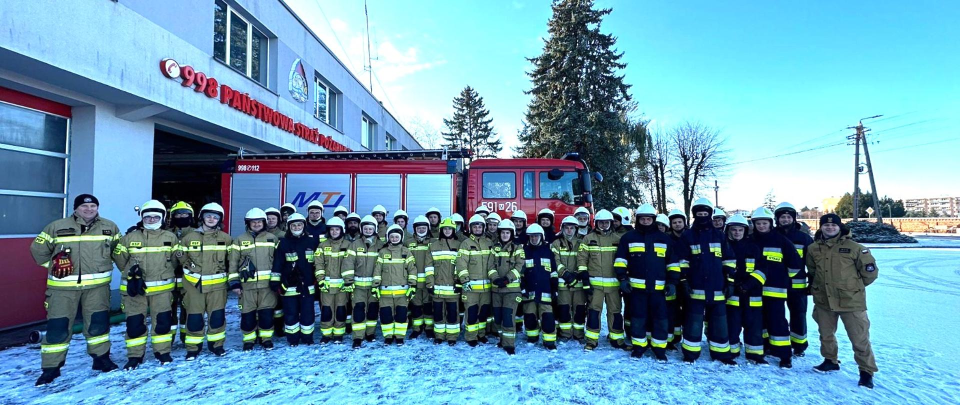 W dniu 26 listopada 2023 r. w Komendzie Powiatowej Państwowej Straży Pożarnej w Przasnyszu zakończyło się Szkolenie podstawowe dla strażaków ratowników Ochotniczych Straży Pożarnych z terenu powiatu przasnyskiego.
Szkolenie obejmowało 136 godzin zajęć teoretycznych i praktycznych oraz dodatkowo dla wszystkich druhów przeprowadzono szkolenie doskonalące z zakresu współdziałania z Lotniczym Pogotowiem Ratunkowym. Tematyka całego bloku szkoleniowego dotyczyła m.in.: pracy w aparatach ochrony dróg oddechowych, działań podczas zdarzeń z materiałami niebezpiecznymi, gaszenia pożarów wewnętrznych i zewnętrznych, obsługi mechanicznych urządzeń ratowniczych, sprawiania drabin, prowadzenia korespondencji radiowej. Celem szkolenia było przygotowanie strażaków do sprawnego i bezpiecznego wykonywania zadań ratowniczo – gaśniczych, w tym do samodzielnego wykonywania złożonych czynności w ramach zastępu.
Dzięki pomocy ze strony Firmy Pana Adama Karolaka oraz Autodienst - Warsztat Samochodowy Galewski Jerzy, którzy dostarczyli wraki pojazdów udało się przeprowadzić szkolenie z zakresu działań ratownictwa technicznego.
Ponadto, strażacy uczestniczący w szkoleniu przeszli test w komorze dymowej w Komendzie Miejskiej PSP w Ostrołęce, przygotowujące oraz sprawdzające umiejętności ratowników podczas prowadzenia działań ratowniczo-gaśniczych w sprzęcie ochrony układu oddechowego w przypadku występowania dużych obciążeń psychofizycznych.
Egzamin kończący szkolenie, składający się z części teoretycznej oraz praktycznej zdało 39 druhów, w tym 9 kobiet.
Wszystkim nowo upieczonym strażakom życzymy wszystkiego najlepszego oraz tylu powrotów co wyjazdów do akcji.
Opracowanie: kpt. Piotr Kuligowski
Zdjęcia:kpt. Piotr Kuligowski, kpt. Karol Jonczyński, st.str. Cezary Olkowski.
