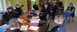 Zdjęcie wykonane podczas zebrania sprawozdawczo-wyborczego OSP w Osówku. Za stołem w gronie druhów jednostki siedzi st. bryg. Jacek Szpuntowicz Komendant Powiatowy PSP w Białogardzie