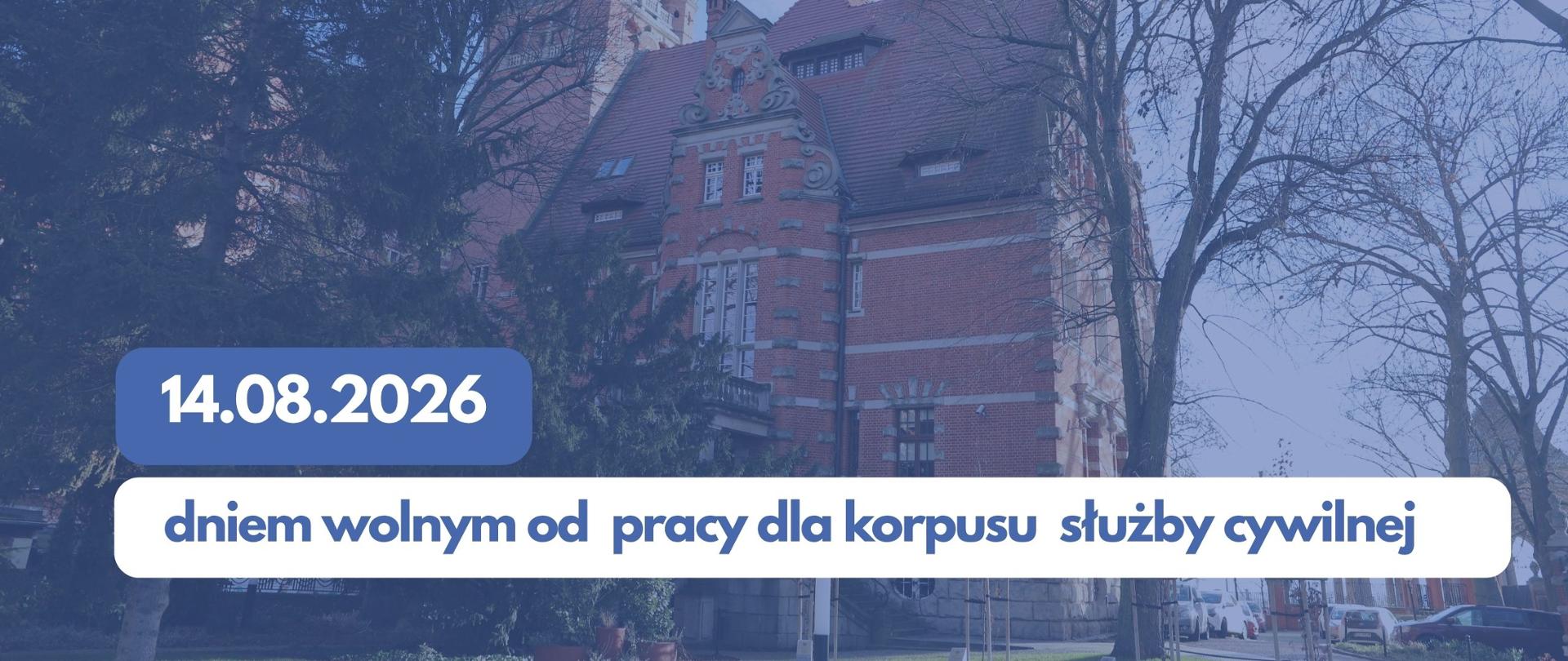 W tle zdjęcie siedziby Kuratorium Oświaty w Szczecinie, przykryte niebieskim, półprzezroczystym prostokątem, warstwa u góry to tekst ,,14.08.2026 dniem wolnym od pracy dla korpusu służby cywilnej 