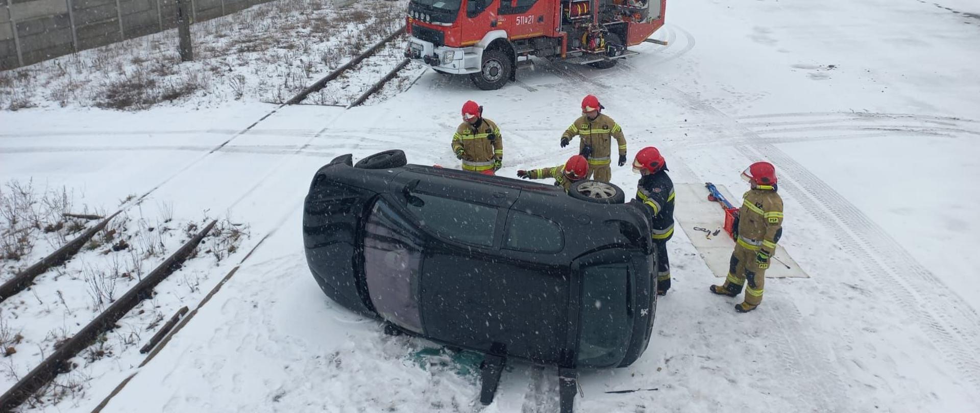 Ćwiczenia strażaków z nowotomyskiej Jednostki Ratowniczo-Gaśniczej na auto złomie.