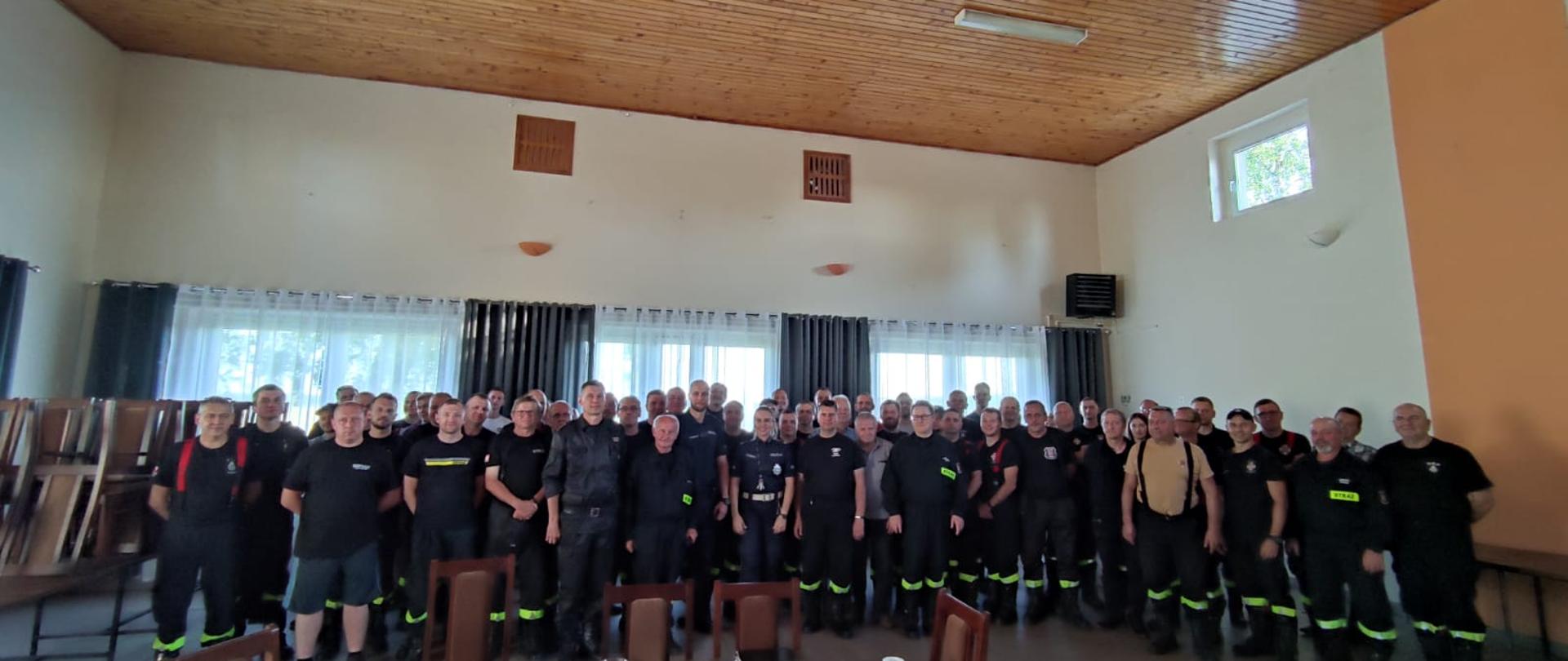 Uczestnicy szkolenia podczas wykładów prowadzonych przez funkcjonariusza KP PSP oraz patrol drogówki z Policji.