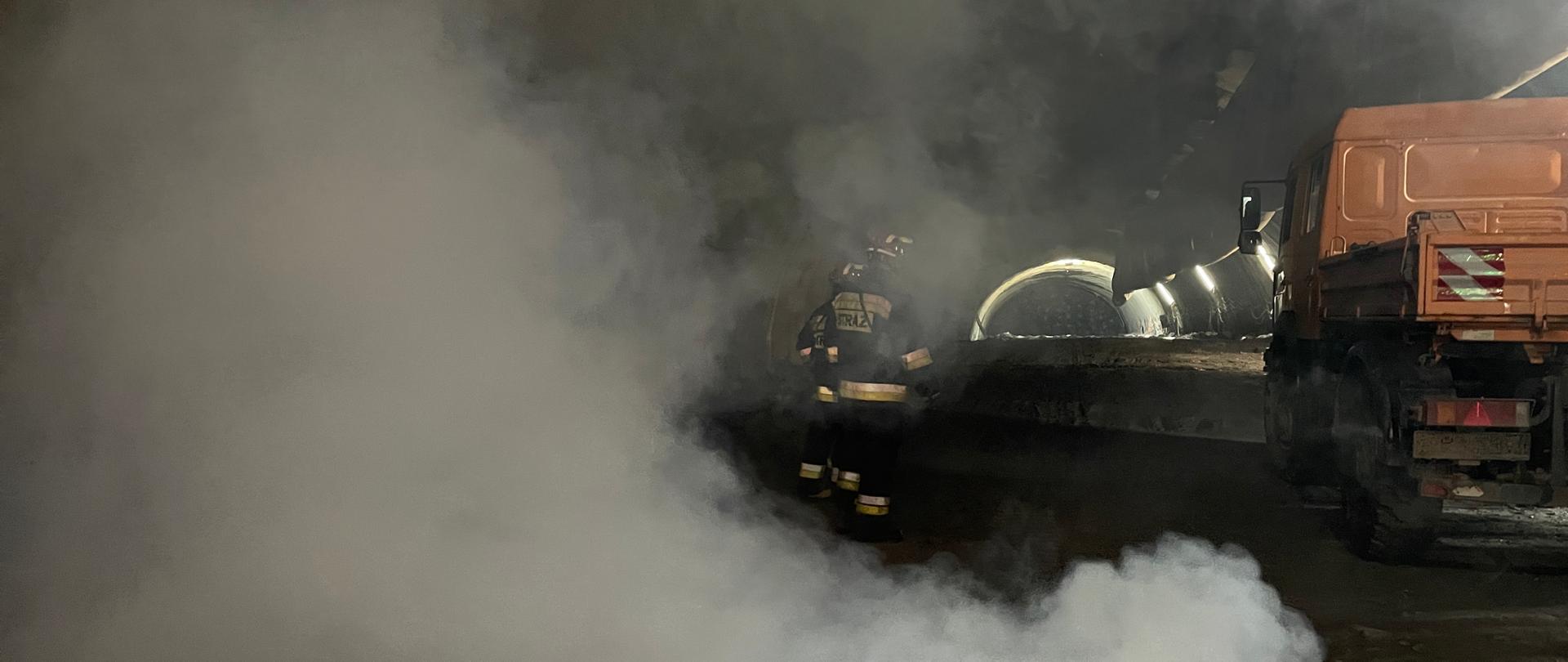 Zadymiony ciemny tunel, z prawej strony stoi ciężarówka