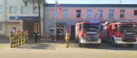 Zbiórka i oddanie honorów dla strażaków z Ukrainy 2 zmiany służbowe oraz Komendant KP PSP w Lipsku