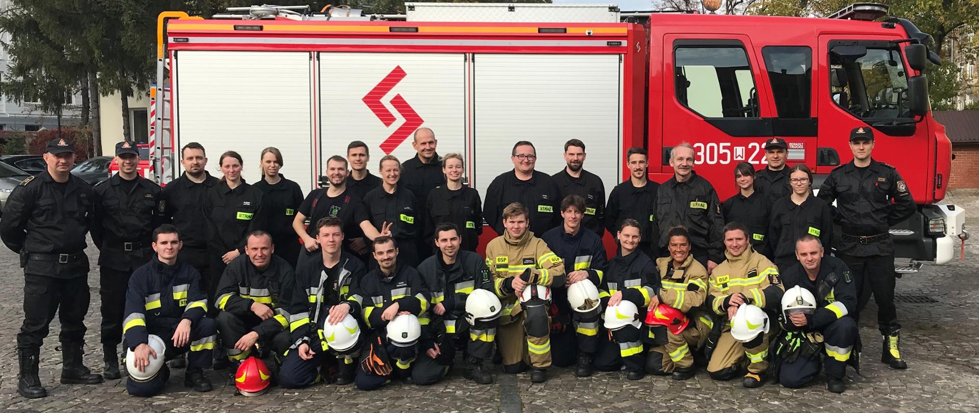 Na tle samochodu GBA "pozują" kursanci