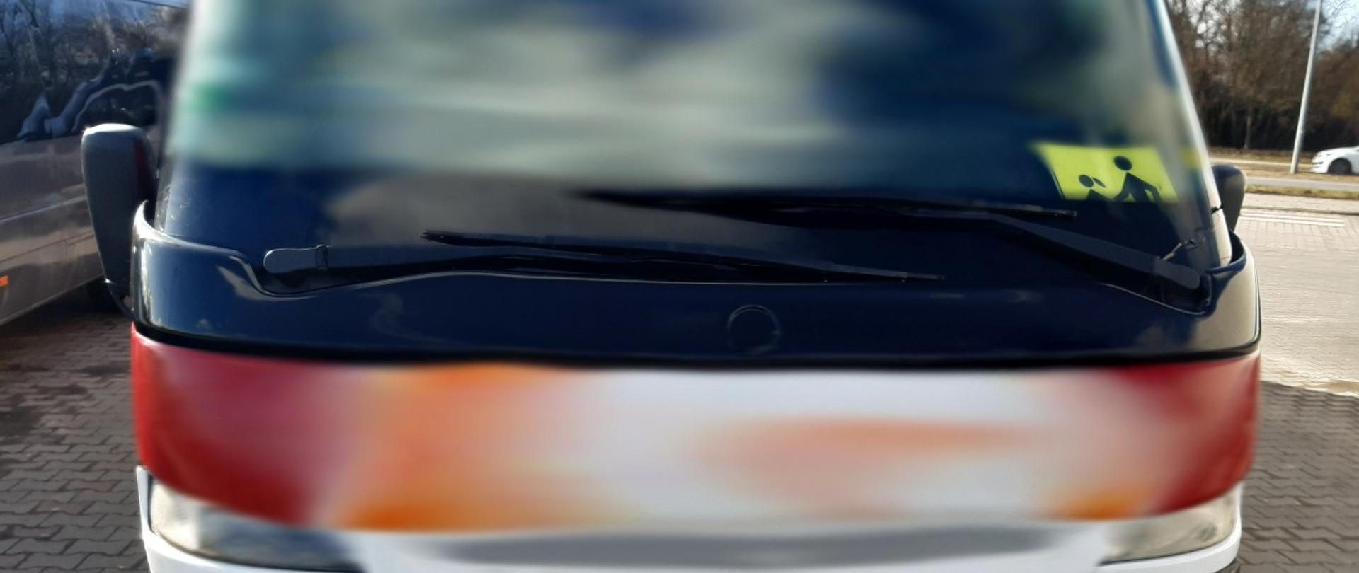 Przód autokaru skontrolowanego przez inspektorów łódzkiej ITD.