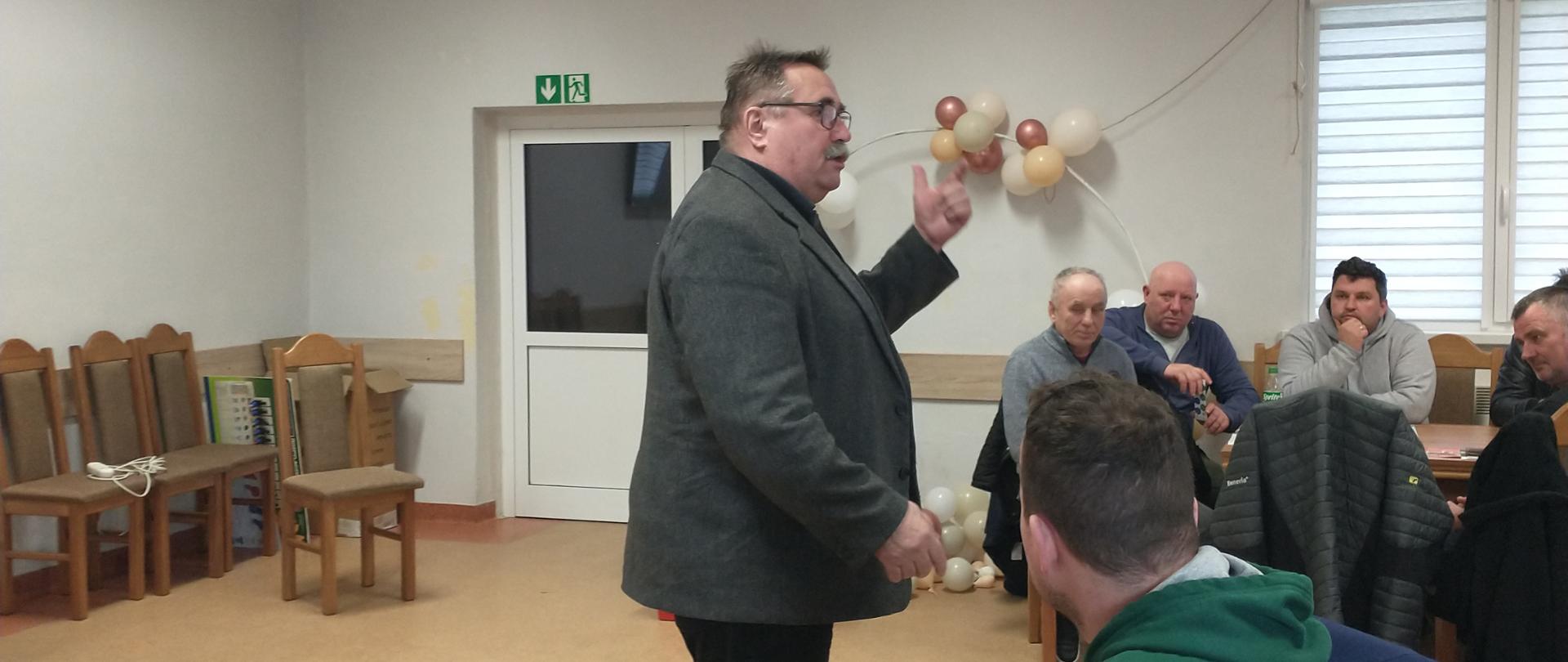 Wykładowca oraz rolnicy w sali konferencyjnej 