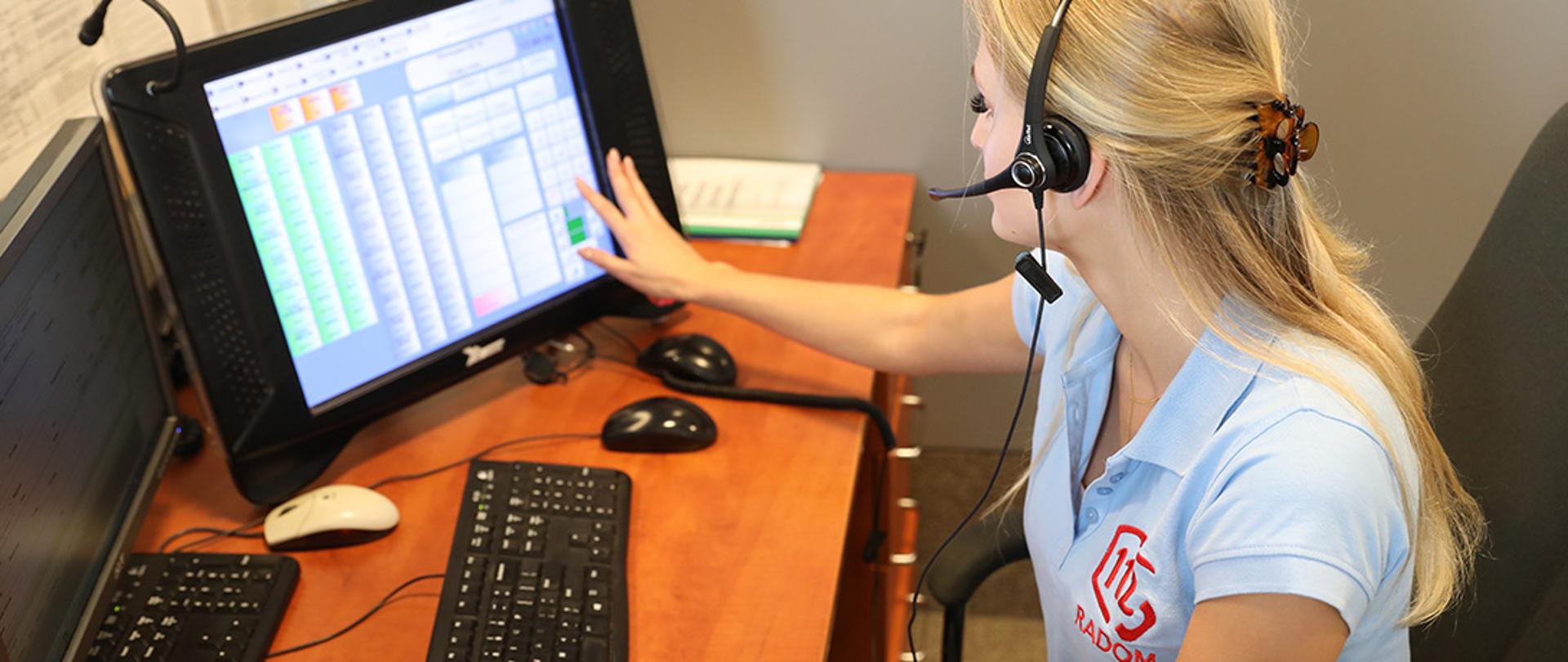 Pracownik Centrum Powiadamiania Ratunkowego przy pracy.