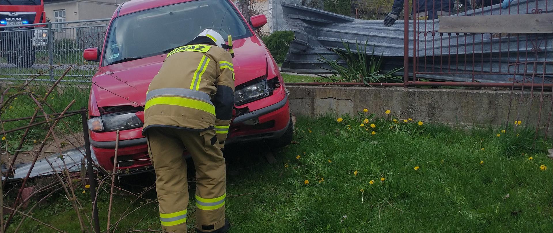 Strażacy zabezpieczają pojazd oraz wykonują rozpoznanie 