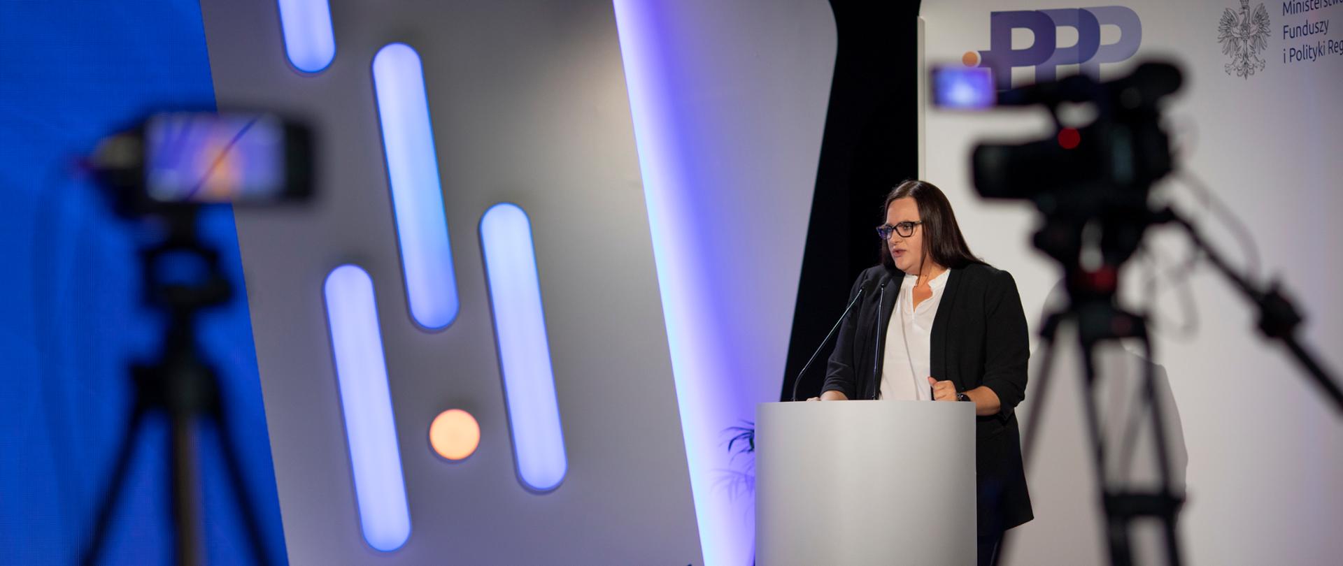 Minister Małgorzata Jarosińska-Jedynak podczas konferencji "Dobry klimat w PPP".