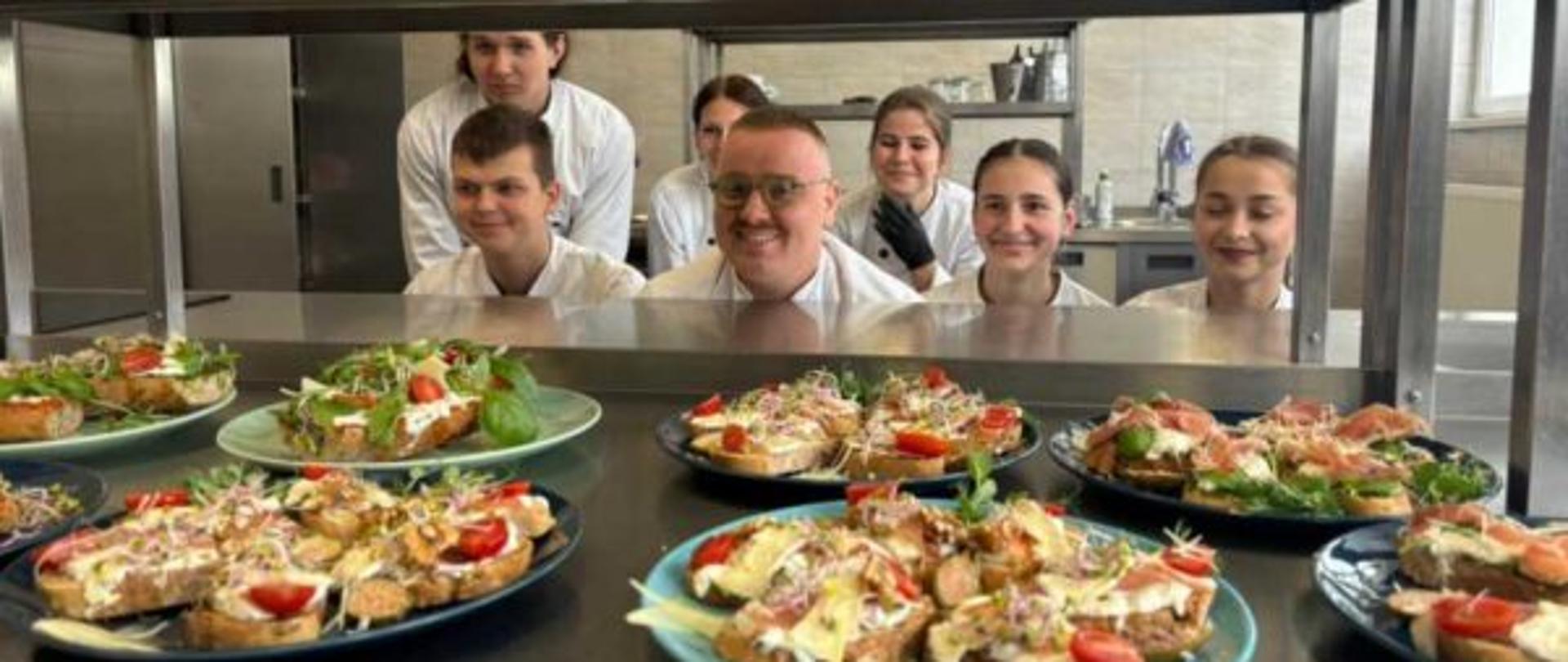 Zajęcia z Damianem Majewskim, właścicielem i szefem kuchni restauracji „Ambasada Smaku”.