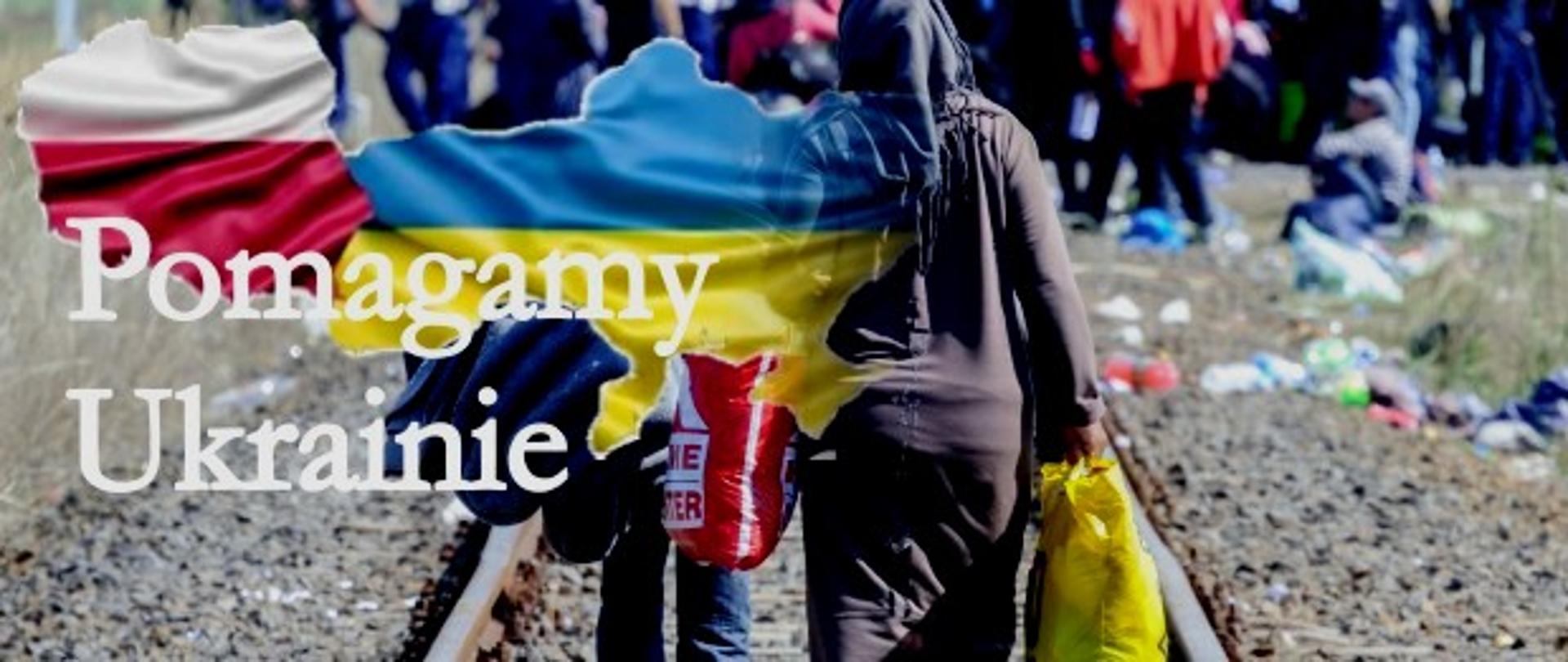 Zdjęcie przedstawia kobietę idącą wzdłuż torów kolejowych z dzieckiem trzymanym za rękę. W tle widoczna jest duża grupa ludzi stojąca lub siedząca obok torowiska. Kobieta w prawym ręku trzyma wypełnioną rzeczami żółtą torbę. Na zdjęcie naniesione są obrysy granic Polski i Ukrainy w barwach narodowych tych państw oraz napis koloru białego Pomagamy Ukrainie.