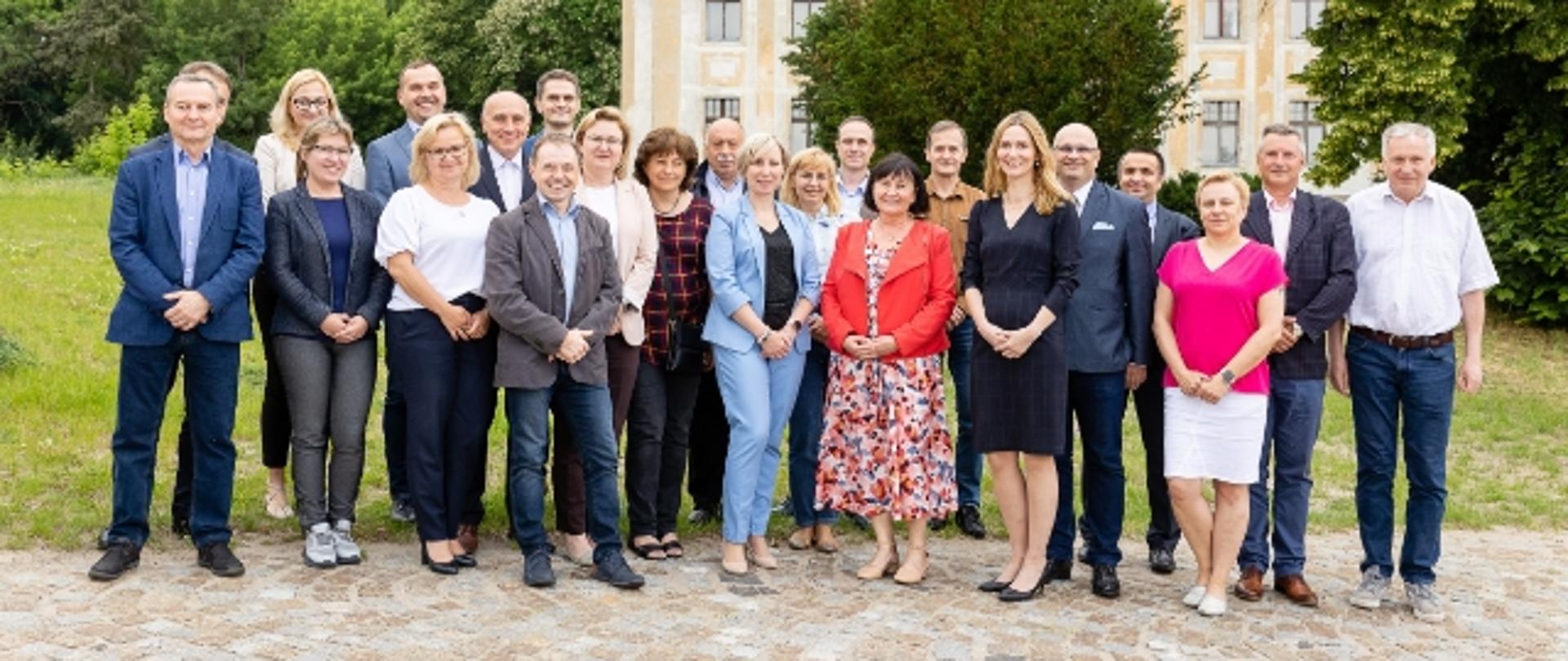 Zdjęcie grupowe osób biorących udział w spotkaniu Alicji Kulki, p.o. GGK z Geodetami Województw