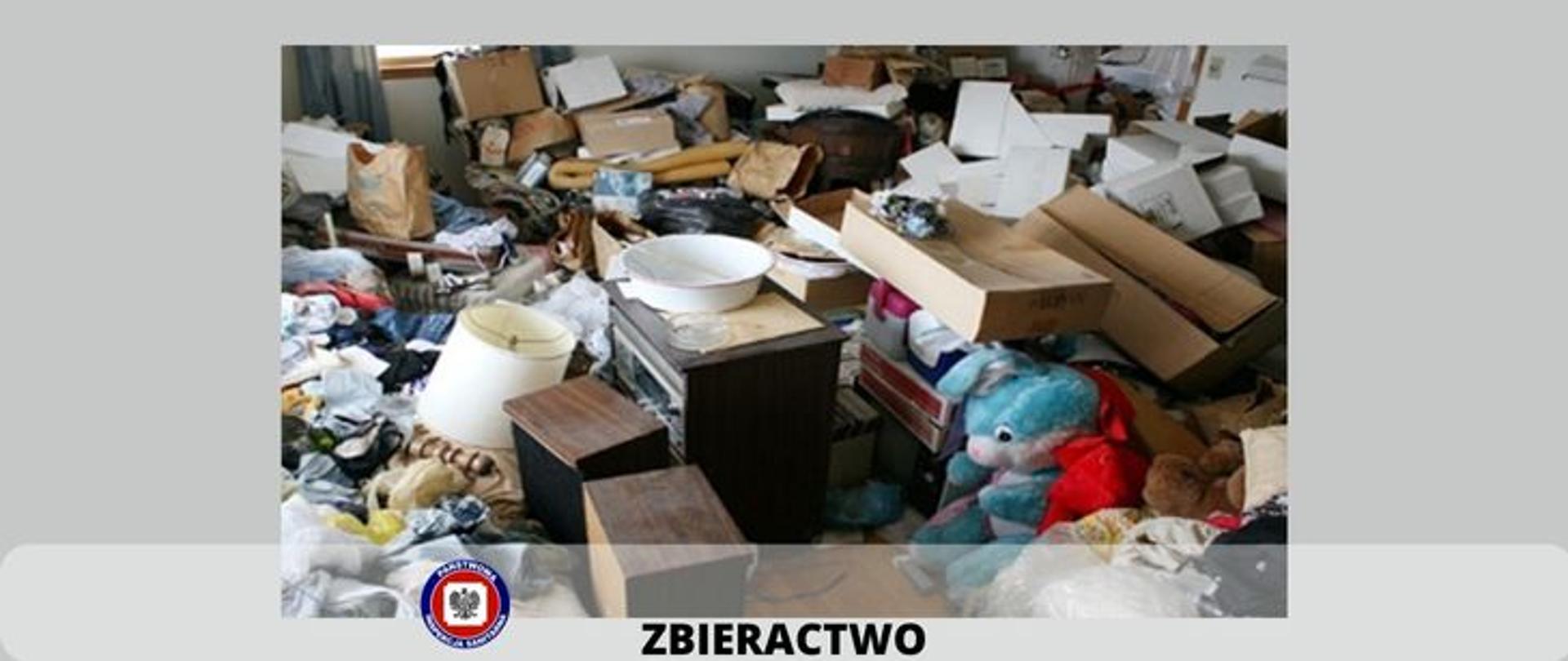 Zdjęcie przedstawia pomieszczenie Za sypane różnymi przedmiotami jak stare meble, kartony stare zabawki lampki nocne i inne śmieci