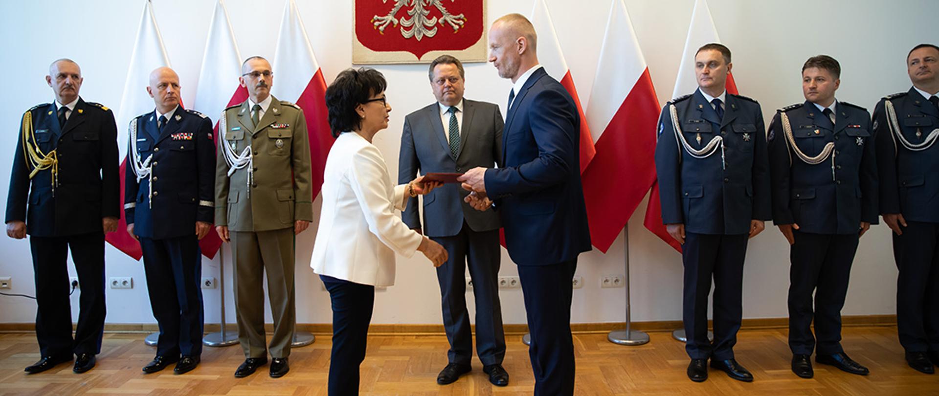 Minister Elżbieta Witek gratuluje nowemu Komendantowi SOP
