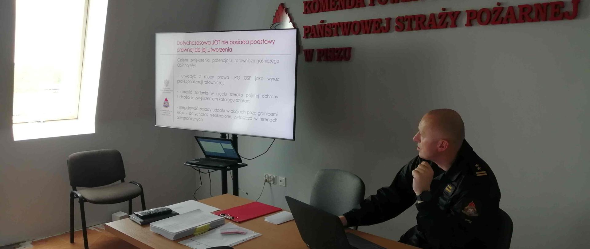 Strażak omawiający projekt ustawy .