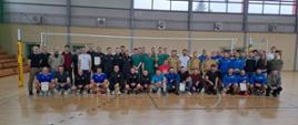 Strażacy Państwowej Straży Pożarnej w strojach sportowych uczestniczą w Mistrzostwach województwa opolskiego Strażaków PSP w Piłce Siatkowej o Puchar Opolskiego Komendanta Wojewódzkiego PSP. Rozgrywki odbyły się na hali sportowej w Kluczborku.
Wspólne zdjęcie po mistrzostwach. W tle widoczna siatka.