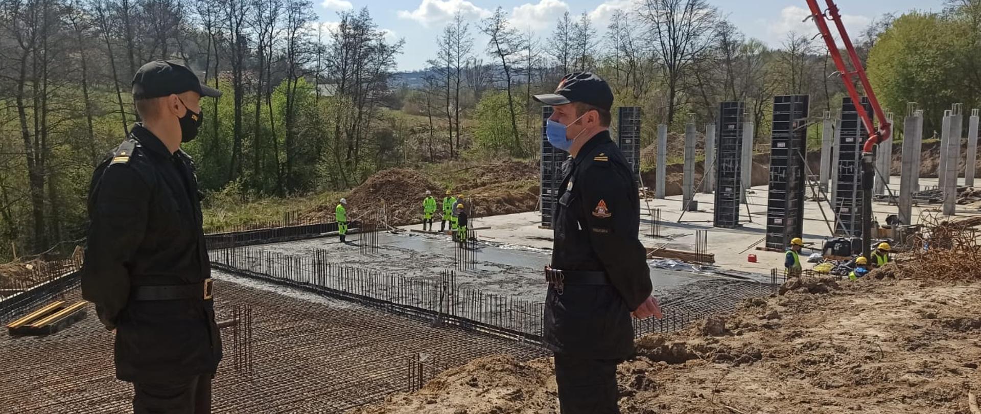 Na zdjęciu zastępca małopolskiego komendanta wojewódzkiego PSP mł. bryg. Przemysław Przęczek oraz komendant powiatowy PSP w Wieliczce mł. bryg. Leszek Kasiński na placu budowy komendy powiatowej PSP w Wieliczce