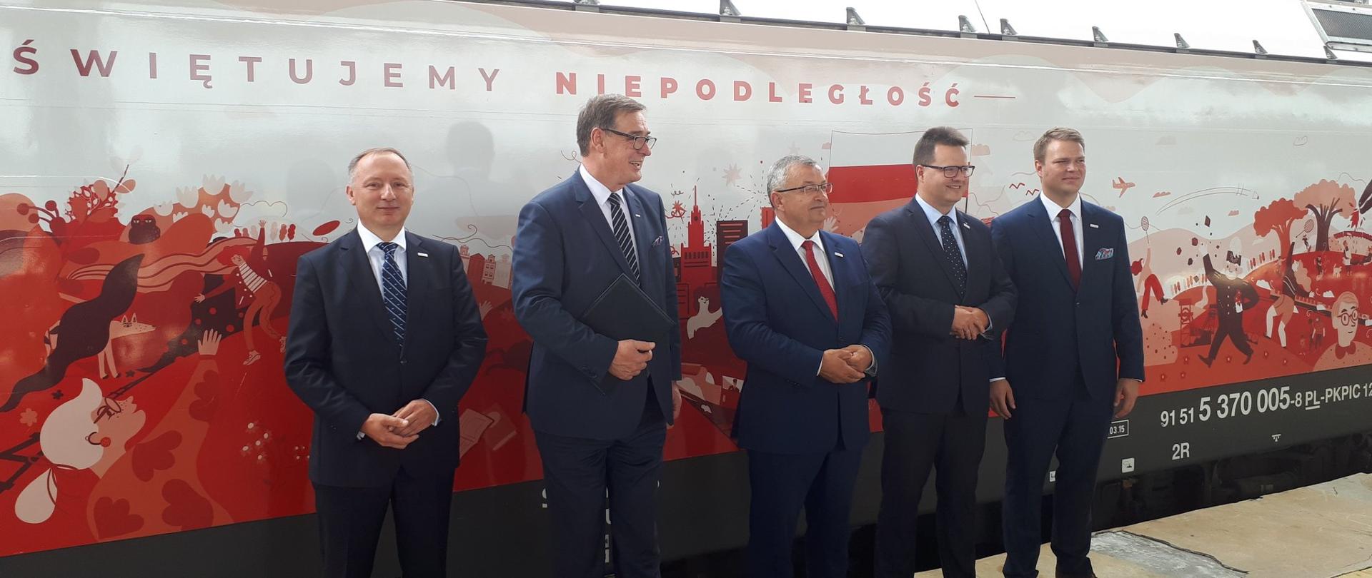 Minister Andrzej Adamczyk podczas prezentacji logo Niepodległa na lokomotywach PKP Intercity