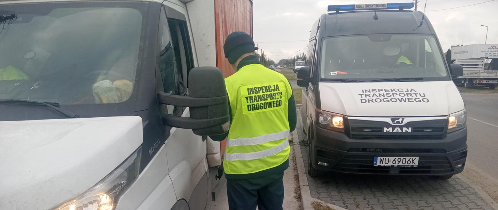 Inspektor kontrolujący pojazd na parkingu 