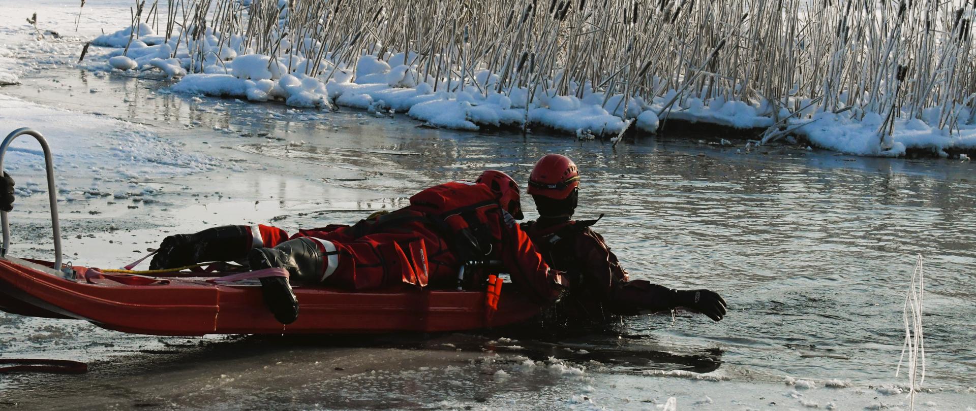 Ćwiczenia gołdapskich strażaków na zamarzniętych akwenach