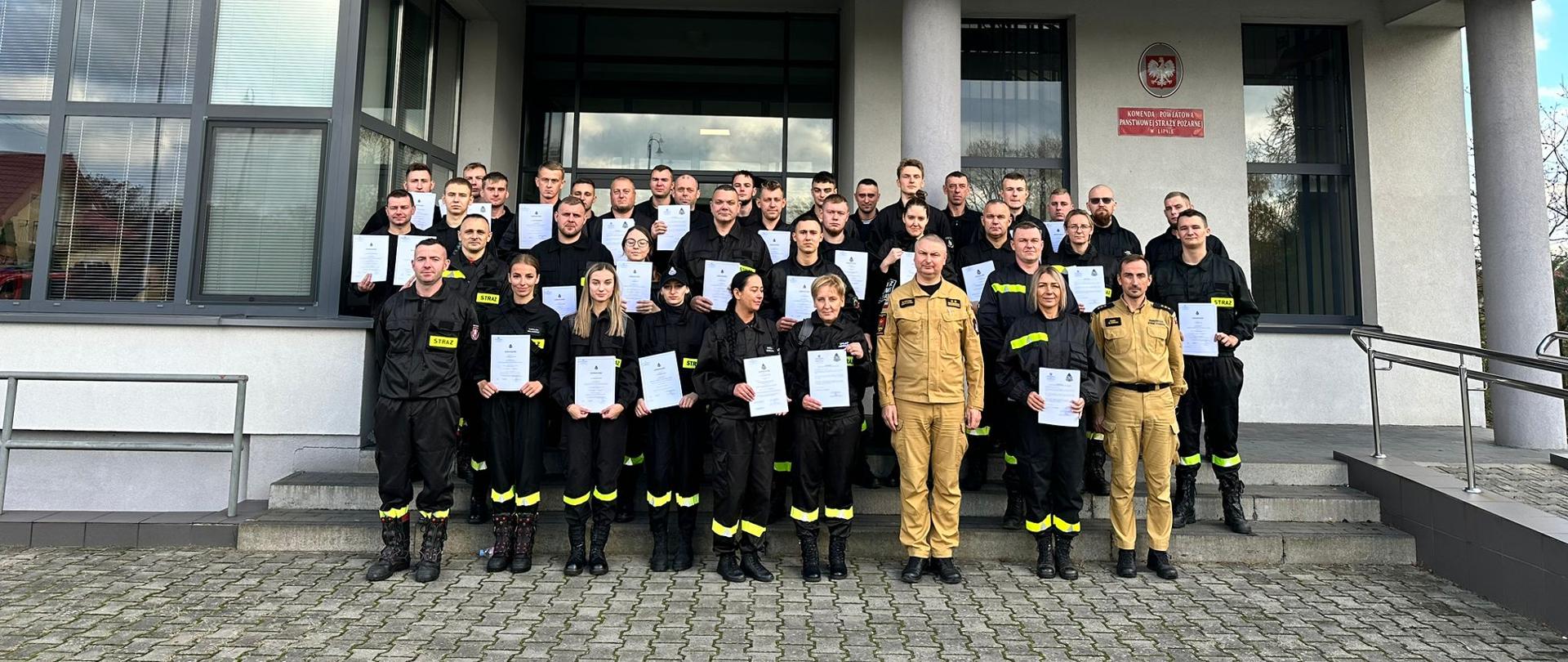 Na zdjęciu uczestnicy kursu podstawowego OSP wraz z komendantem powiatowym PSP