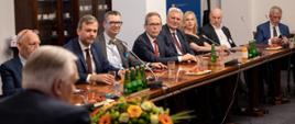 Wicepremier i minister rozwoju, pracy i technologii Jarosław Gowin wraz z członkami Rady ds. Planu dla Pracy i Rozwoju siedzącymi przy stole
