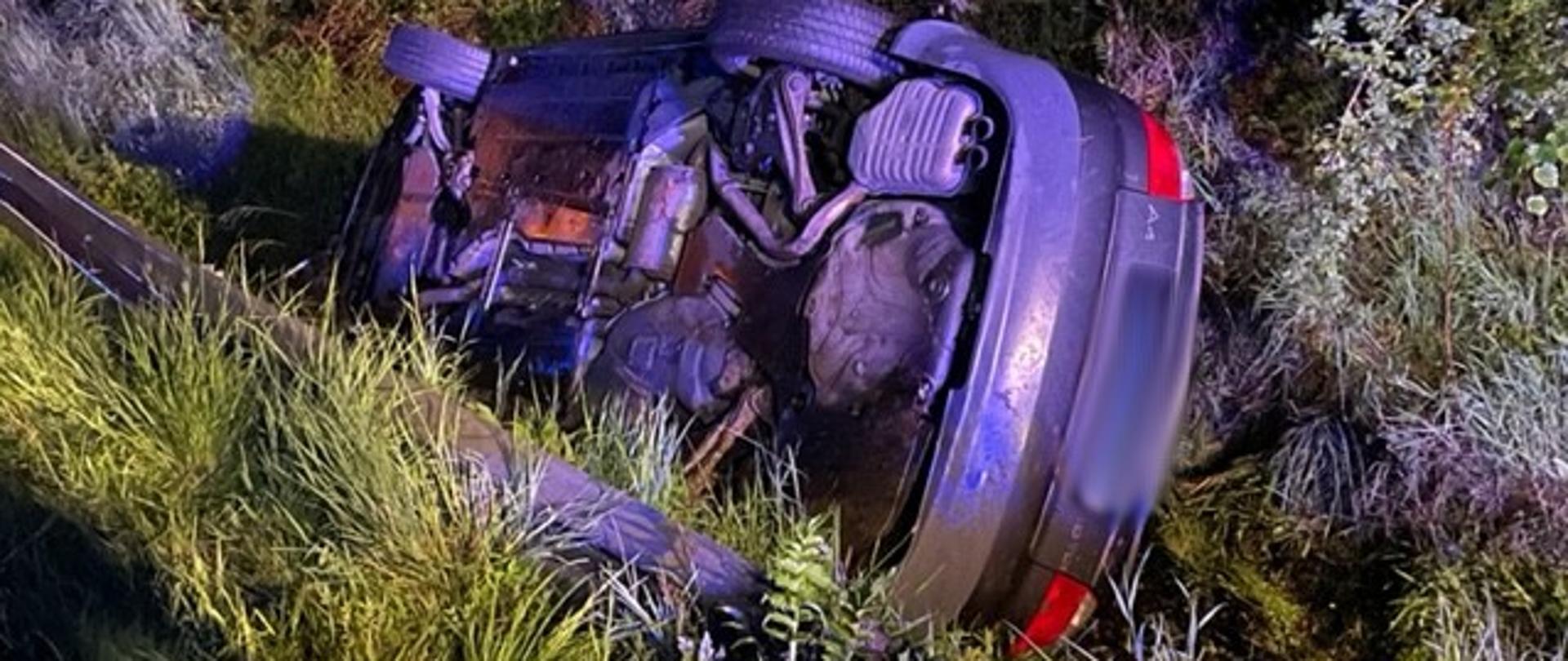 Widok samochodu osobowego w rowie.