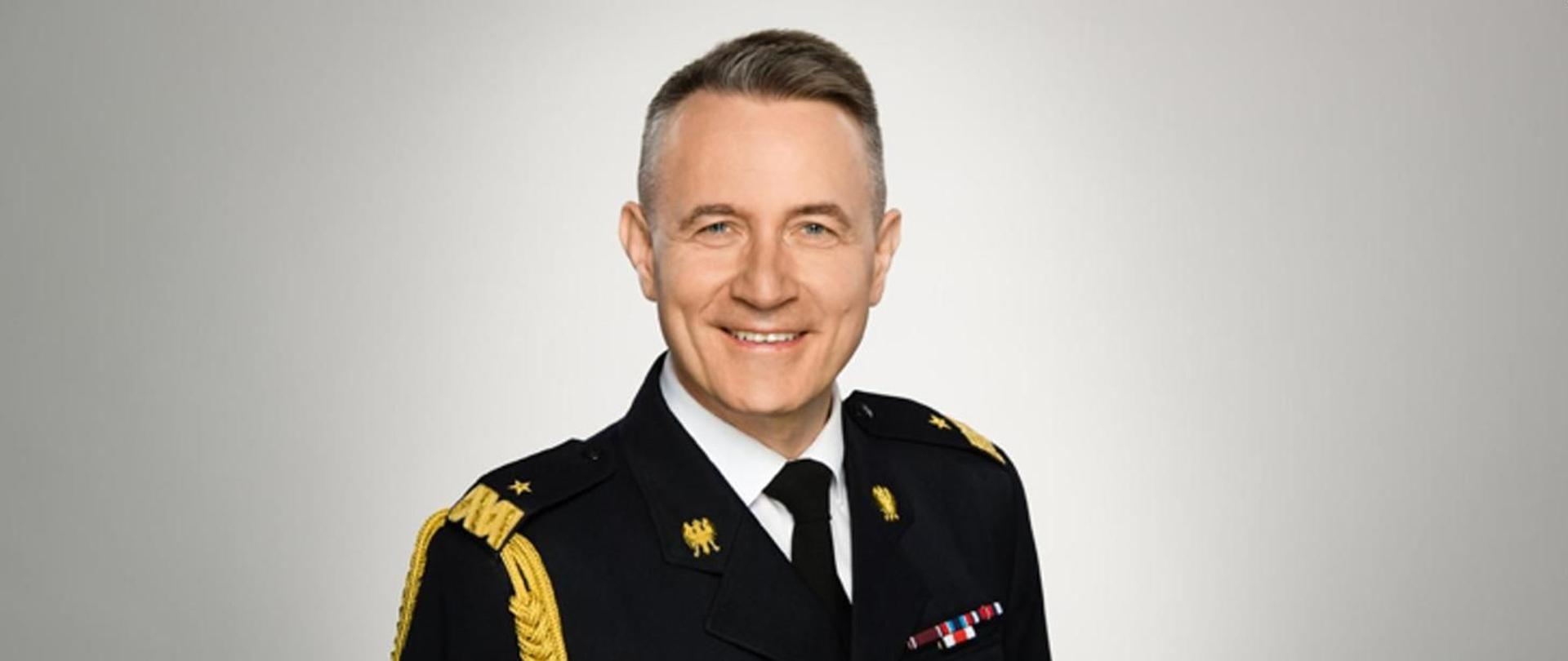 Portret strażaka na szarym tle.