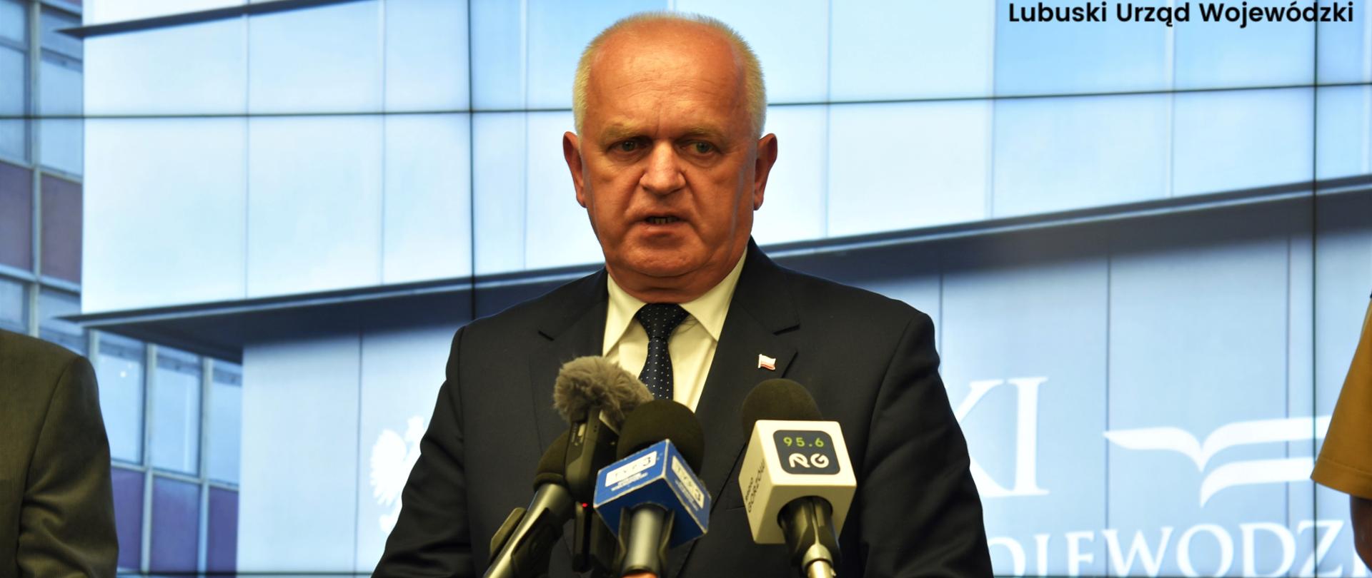 Wojewoda podczas konferencji