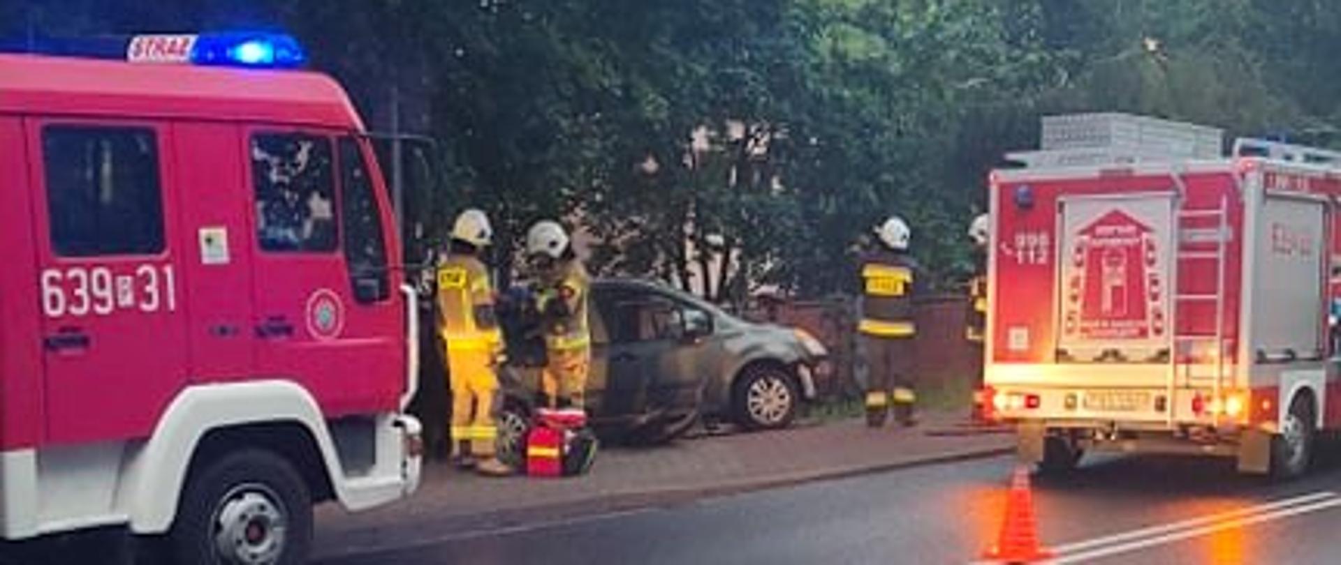 Na zdjęciu widać miejsce wypadku oraz wozy straży pożarnej 