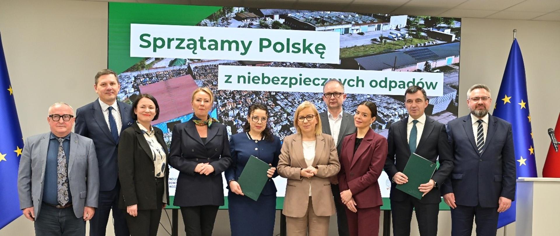 Zdjęcie grupowe. W podpisaniu umowy w dniu 27 lutego 2026 udział wzięli (na zdjęciu od lewej strony): Paweł Augustyn, zastępca prezesa zarządu NFOŚiGW, Arkadiusz Rojewski, kierownik biura Polityki Gospodarczej, Dorota Zawadzka-Stępniak, prezes zarządu NFOŚiGW, Izabela Bodnar, posłanka na Sejm RP, Anna Grygierek, burmistrz Gminy Strumień, Paulina Hennig-Kloska, ministra Klimatu i Środowiska, Krzysztof Pałka, wiceprzewodniczący Rady Nadzorczej NFOŚiGW, Aleksandra Leo , posłanka na Sejm RP, Rafael Rokaszewicz, prezydent Miasta Głogowa, Mirosław Suchoń, poseł na Sejm RP.