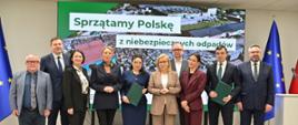 Zdjęcie grupowe. W podpisaniu umowy w dniu 27 lutego 2026 udział wzięli (na zdjęciu od lewej strony): Paweł Augustyn, zastępca prezesa zarządu NFOŚiGW, Arkadiusz Rojewski, kierownik biura Polityki Gospodarczej, Dorota Zawadzka-Stępniak, prezes zarządu NFOŚiGW, Izabela Bodnar, posłanka na Sejm RP, Anna Grygierek, burmistrz Gminy Strumień, Paulina Hennig-Kloska, ministra Klimatu i Środowiska, Krzysztof Pałka, wiceprzewodniczący Rady Nadzorczej NFOŚiGW, Aleksandra Leo , posłanka na Sejm RP, Rafael Rokaszewicz, prezydent Miasta Głogowa, Mirosław Suchoń, poseł na Sejm RP.