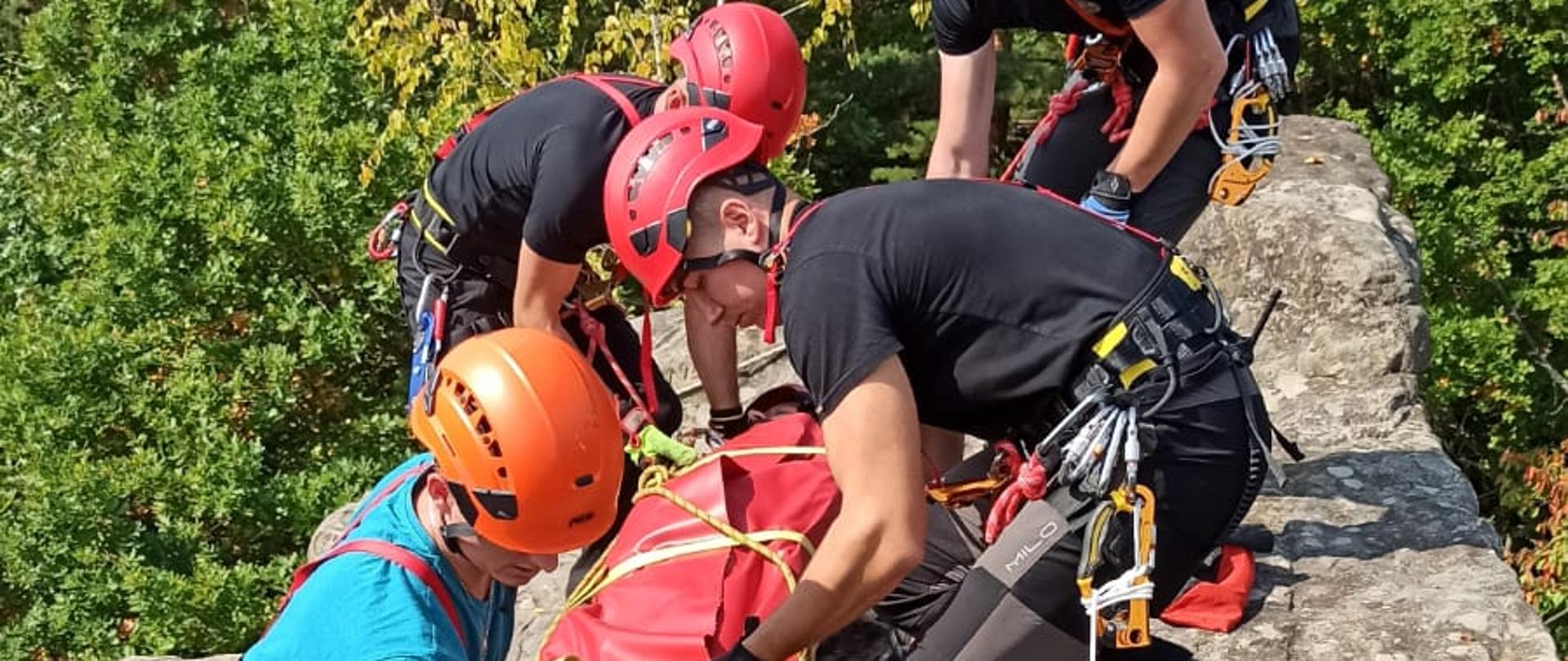 Ćwiczenia strażaków na skałkach