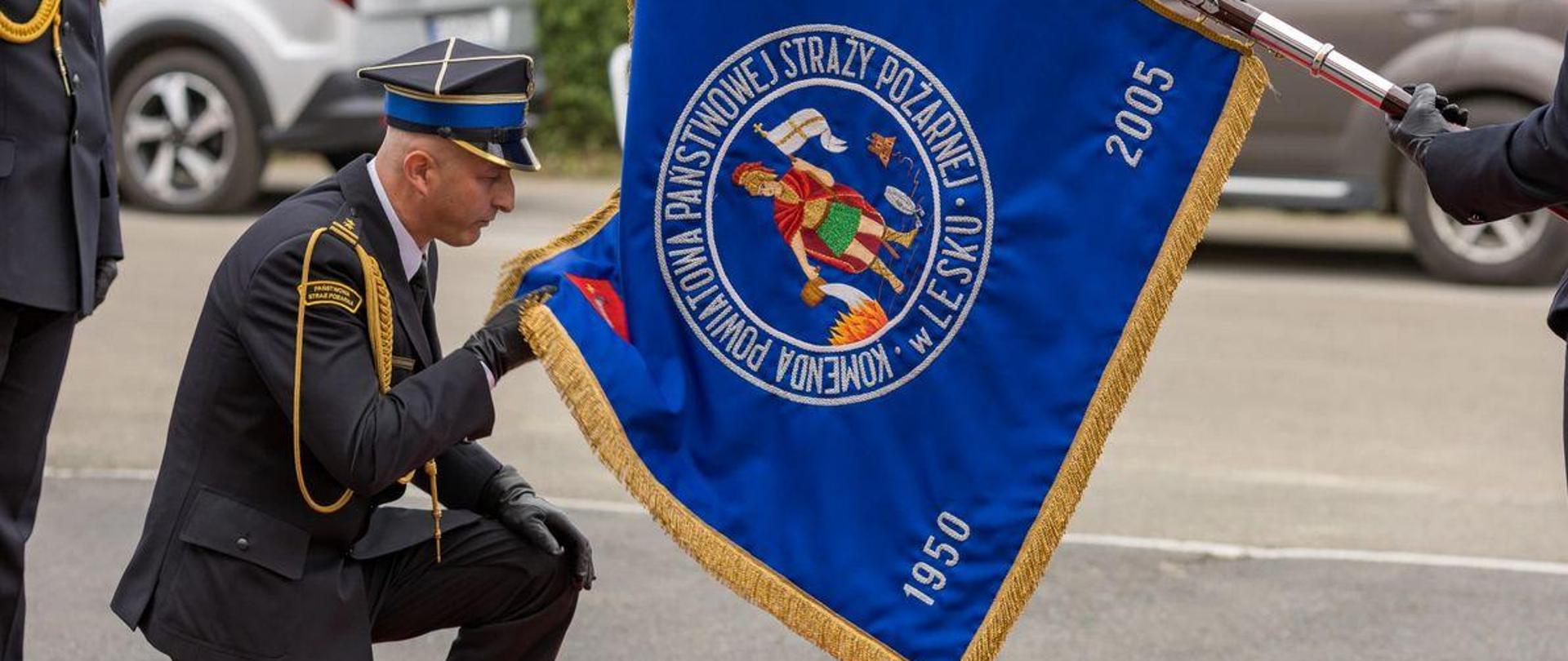 Zdjęcie przedstawia funkcjonariuszy KP PSP Lesko oraz zaproszonych gości podczas Powiatowych Obchodów Dnia Strażaka w Lesku oraz powołania na stanowisko Komendanta Powiatowego PSP w Lesku.