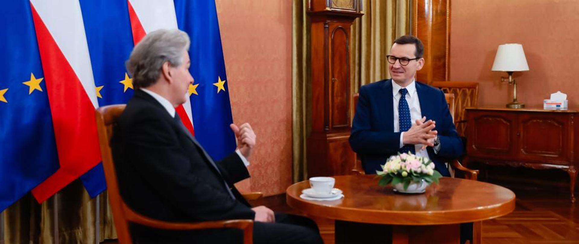 Premier siedzi przy stole z Thierrym Bretonem.