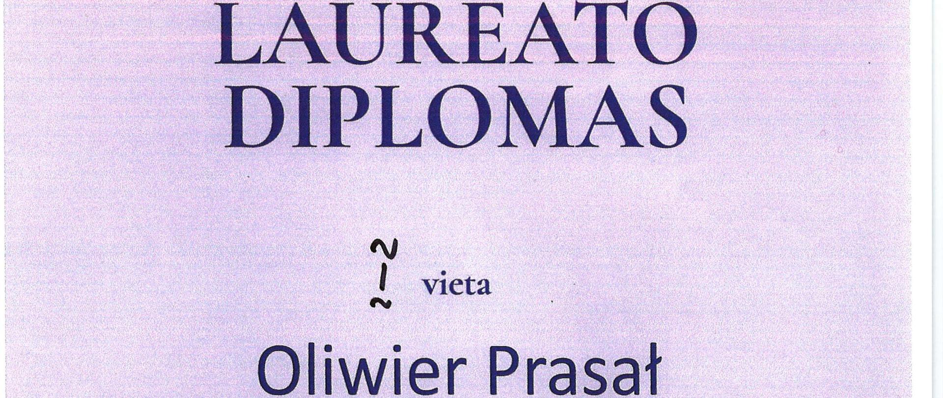 Dyplom o układzie dwukolorowym w odcieniach fioletu i różu, z wyraźną, elegancką kompozycją. U góry znajduje się ciemnofioletowy pas z logo i napisem „ASCOLTATE” oraz tytuł „XVI INTERNATIONAL ACCORDION COMPETITION” i rok „2025”. W centralnej części na jasnofioletowym tle widoczny jest duży napis „LAUREATO DIPLOMAS” drukowany pogrubioną, ozdobną czcionką , pod którym znajduje się nazwisko laureata - Oliwier Prasał I miejsce. Na dole jest pomarańczowe logo wraz z kilkoma innymi logotypami sponsorów, w tym symbolem Unii Europejskiej. Na dole dyplomu widoczny jest rząd podpisów odręcznych oraz ciemny pasek z datą wydarzenia „2025.11.28–29”. Całość prezentuje się jako oficjalne wyróżnienie przyznane podczas międzynarodowego konkursu akordeonowego.