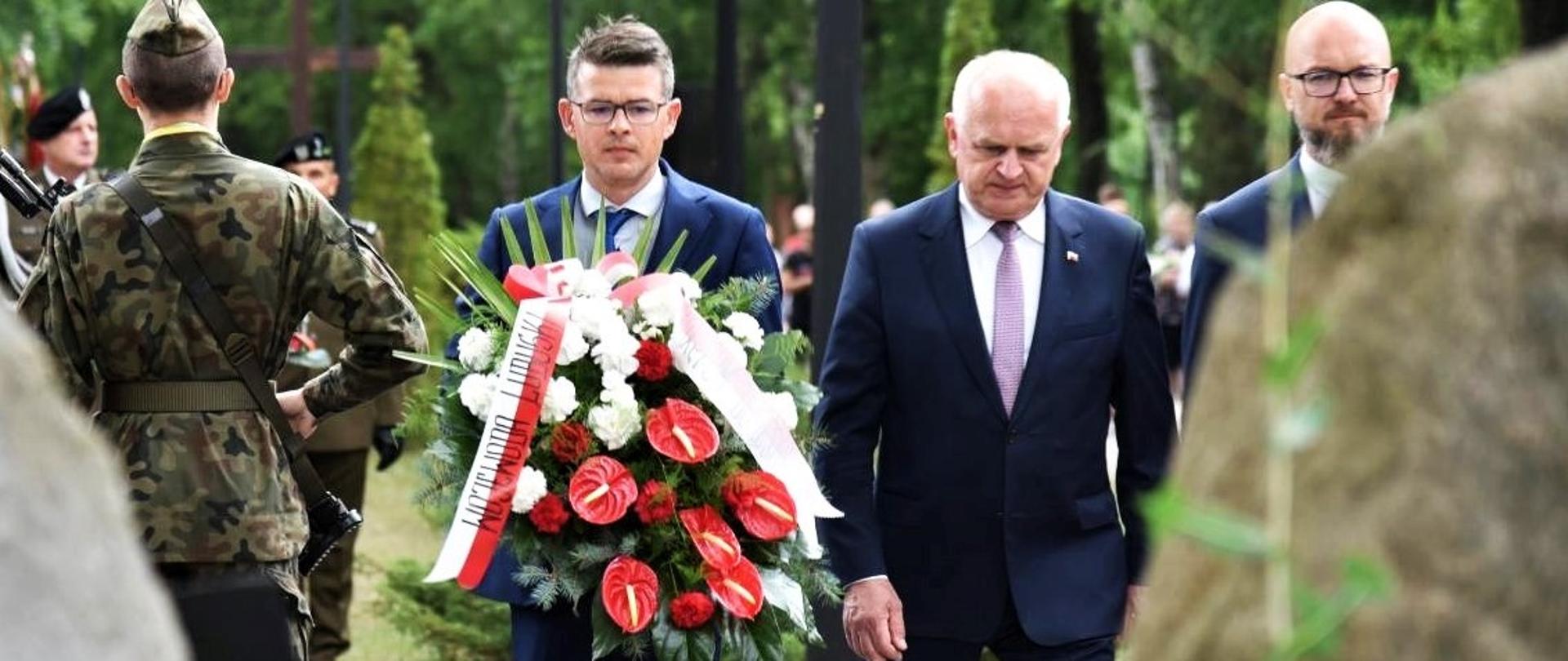 Wojewoda składa kwiaty podczas uroczystości