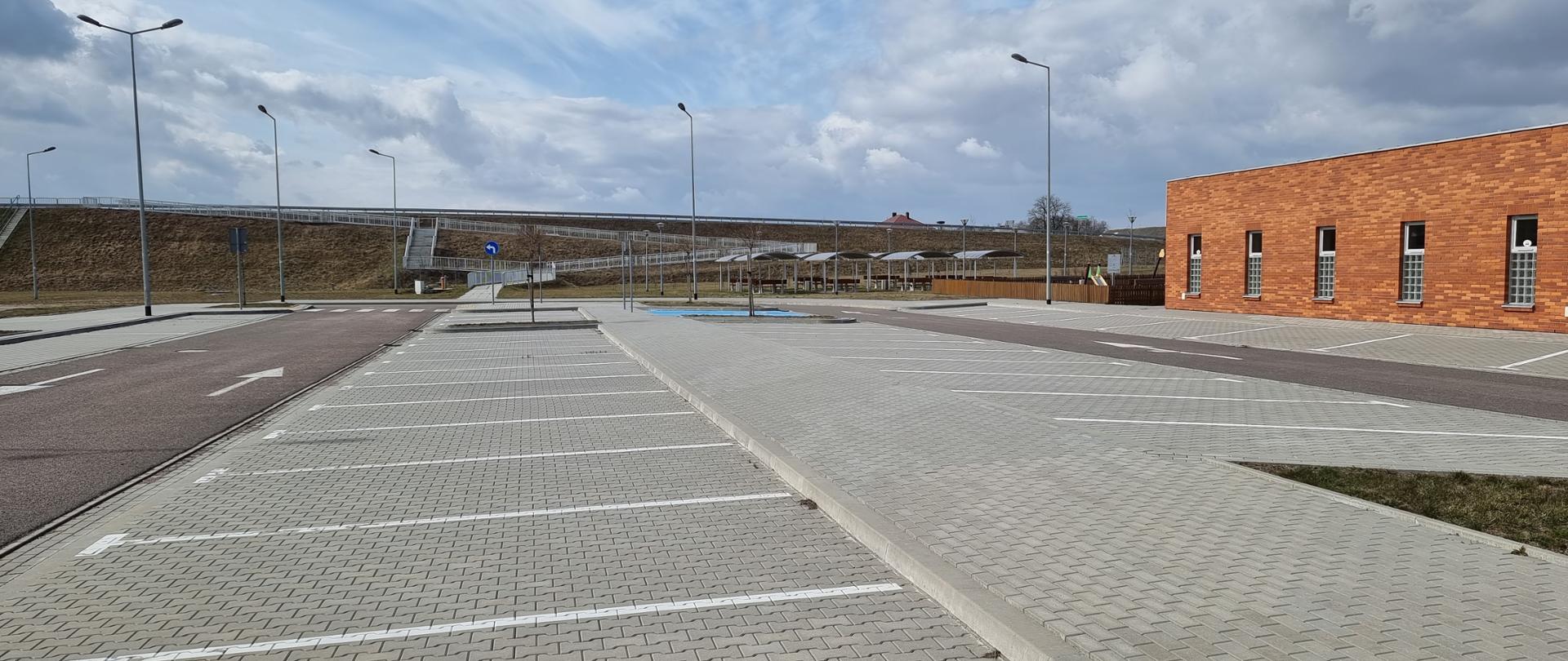 Pusty parking wyłożony kostką brukową przy drodze ekspresowej. 