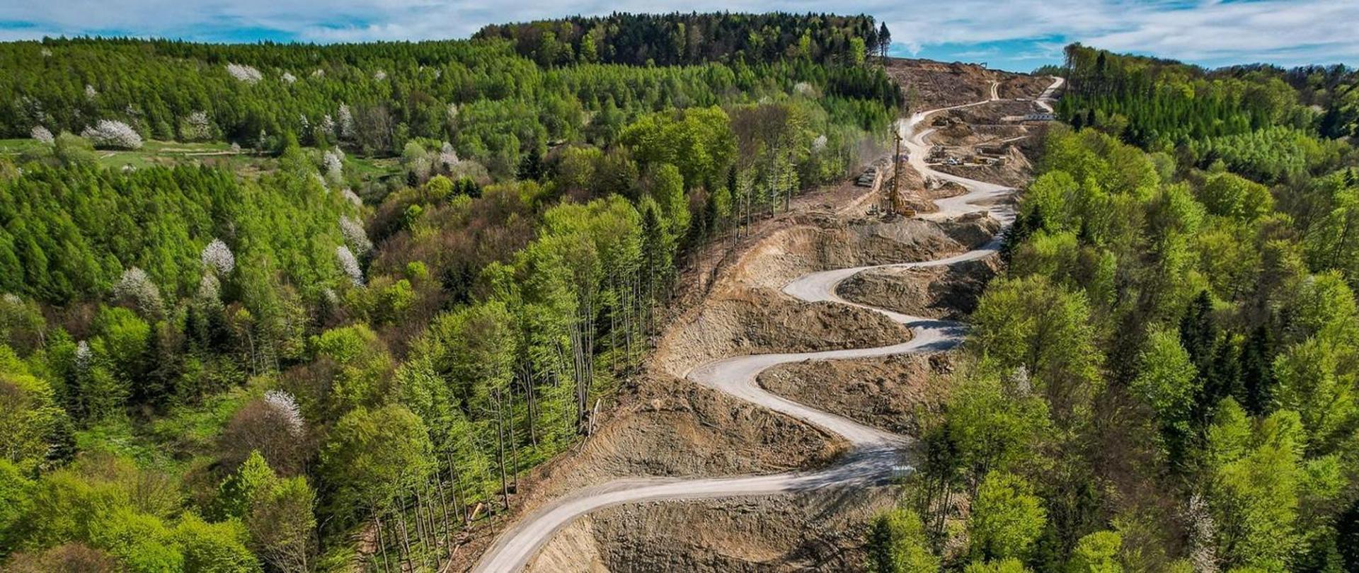 S19 Babica - Jawornik- na zdjęciu z lotu ptaka widać drogi serwisowe pomiędzy drzewami i trasę S19. Droga serwisowe ciągną się jak serpentyny.
