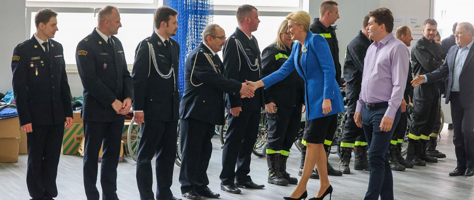 Strażacy pomagający w Centrum Wytchnieniowo-Koordynacyjnym w Stalowej Woli witają Pierwszą Damę RP