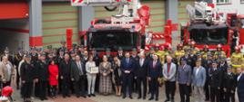 Zdjęcie osób uczestniczących w przekazaniu samochód ratowniczych w dniu 19 sierpnia 2021 r. przez siedzibą Komendy Powiatowej PSP w Goleniowie