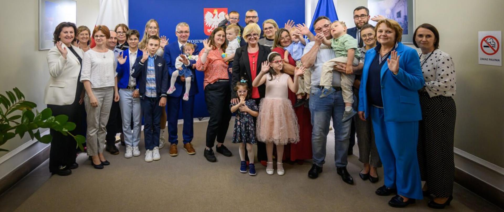 Zdjęcie przedstawia rodziny zastępcze i wojewodę podkarpackiego Teresę Kubas-Hul