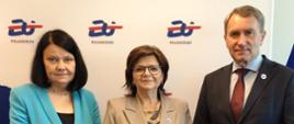 na zdjęciu min. Izabela Leszczyna (w środku), wiceminister Katarzyna Kacperczyk i wiceminister Marek Kos.