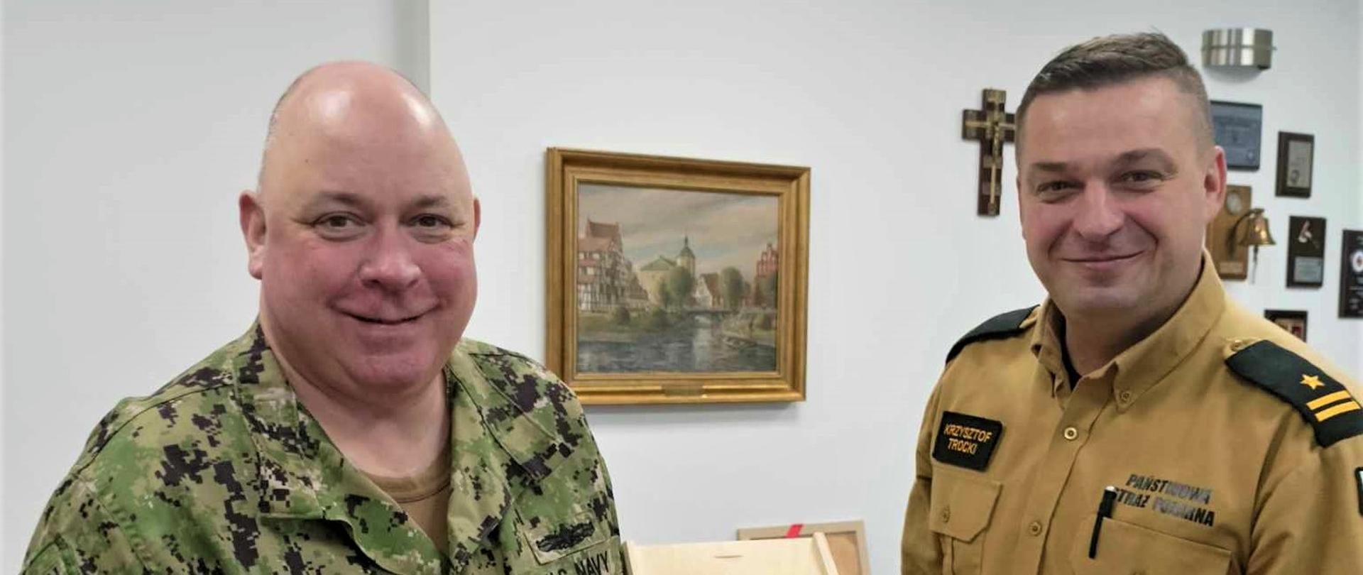 Zdjęcie przedstawia dowódcę capt. John R. Bartak oraz komendanta miejskiego PSP w Słupsku mł. bryg. Krzysztof Trockiego